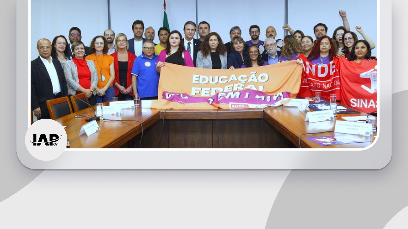 Banner de capa da notícia Governo assina reajuste de até 30% com profissionais da Educação.